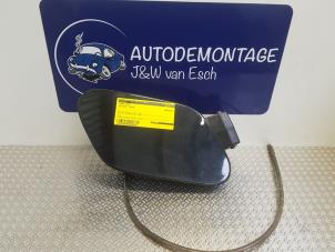 Usados Tapa de depósito Volkswagen Golf VII (AUA) 1.6 TDI 16V Precio € 48,40 IVA incluido ofrecido por Autodemontage J&W van Esch