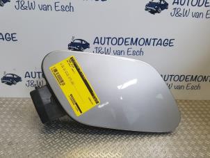 Usados Tapa de depósito Volkswagen Golf VII (AUA) 1.2 TSI 16V Precio € 60,50 IVA incluido ofrecido por Autodemontage J&W van Esch