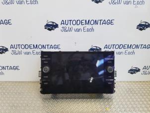 Używane Radio Volkswagen Polo VI (AW1) 1.0 TSI 12V Cena € 302,50 Z VAT oferowane przez Autodemontage J&W van Esch