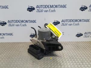 Usados Bomba ABS Opel Karl 1.0 12V Precio € 90,75 IVA incluido ofrecido por Autodemontage J&W van Esch