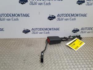 Usados Lengüeta cinturón de seguridad derecha delante Opel Karl 1.0 12V Precio € 30,25 IVA incluido ofrecido por Autodemontage J&W van Esch