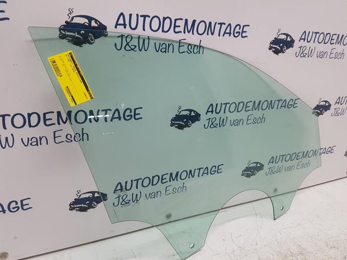 Szyba drzwi prawych przednich wersja 4-drzwiowa z Volkswagen T-Roc 1.5 TSI Evo BMT 4Motion 16V 2018
