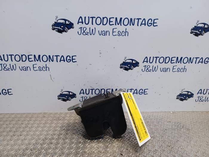 Tailgate lock mechanism from a Volkswagen Polo VI (AW1) 1.0 TSI 12V BlueMotion 2020