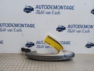 Używane Uchwyt drzwi prawych przednich wersja 4-drzwiowa Mercedes A (177.0) 1.3 A-160 Turbo 16V Cena € 30,25 Z VAT oferowane przez Autodemontage J&W van Esch