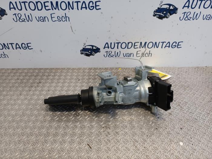Ignition lock + key from a Volkswagen Polo VI (AW1) 1.0 12V BlueMotion Technology 2019