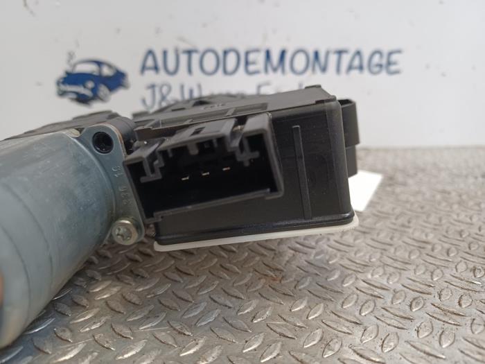 Motor de ventanilla de puerta de un Volkswagen Golf VIII (CD1) 1.5 TSI BlueMotion 16V 2020