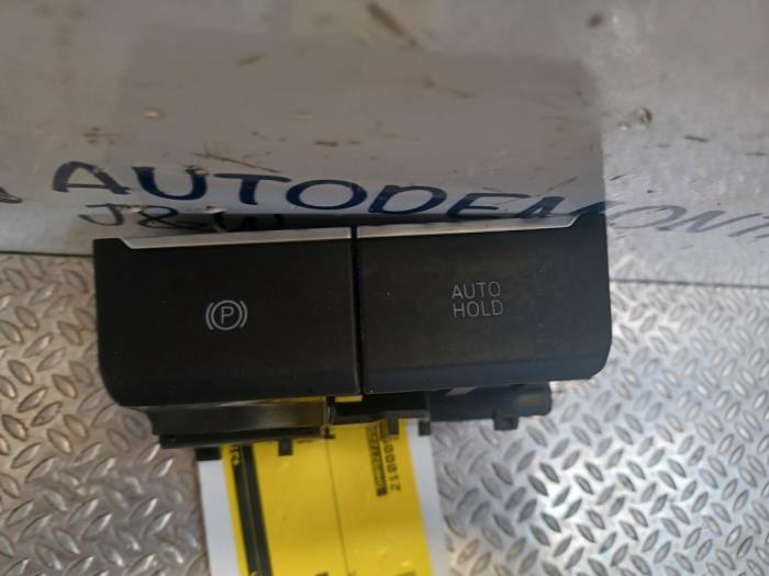 Interruptor de freno de mano de un Volkswagen Golf VIII (CD1) 1.5 TSI BlueMotion 16V 2020