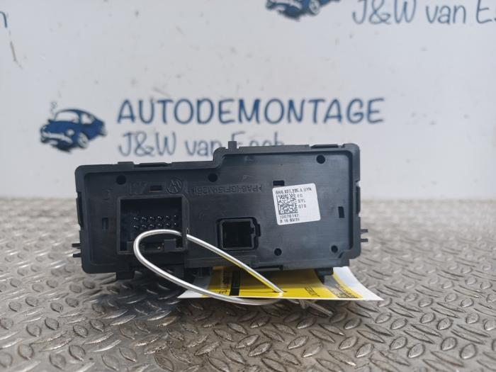Interruptor de freno de mano de un Volkswagen Golf VIII (CD1) 1.5 TSI BlueMotion 16V 2020