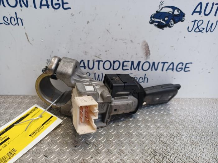 Ignition lock + key from a Peugeot 108 1.0 12V VVT-i 2019