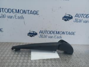 Usagé Bras essuie-glace arrière Peugeot 108 1.0 12V VVT-i Prix € 12,10 Prix TTC proposé par Autodemontage J&W van Esch