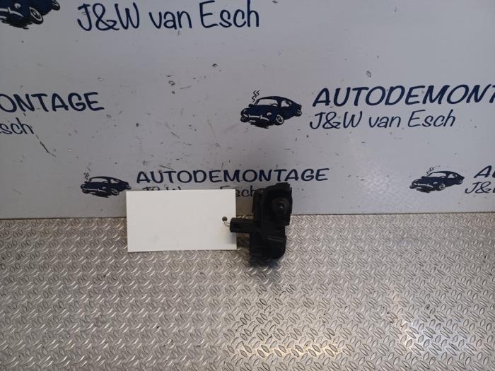 Moteur de verrouillage clapet réservoir d'un Volkswagen Polo VI (AW1) 1.0 MPI 12V 2019