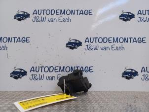 Usados Motor de bloqueo de la tapa del depósito de combustible Volkswagen Polo VI (AW1) 1.0 MPI 12V Precio € 24,20 IVA incluido ofrecido por Autodemontage J&W van Esch