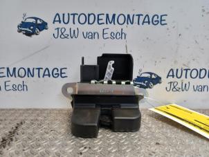 Usados Mecanismo de cierre del portón trasero Volkswagen Polo VI (AW1) 1.0 TSI 12V Precio € 24,20 IVA incluido ofrecido por Autodemontage J&W van Esch