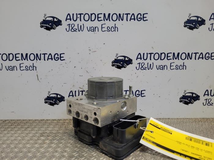 Używane Pompa ABS Dacia Logan MCV III/Sandero Wagon (SD07) 0.9 TCe 90 12V Cena € 181,50 Z VAT oferowane przez Autodemontage J&W van Esch