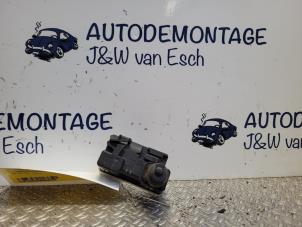 Usados Motor de bloqueo de la tapa del depósito de combustible Opel Corsa F (UB/UH/UP) 1.2 12V 75 Precio € 12,10 IVA incluido ofrecido por Autodemontage J&W van Esch