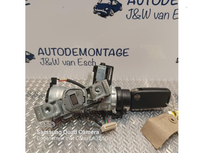 Cerradura de contacto y llave de un Volkswagen Golf Sportsvan (AUVS) 1.4 TSI 16V 2017