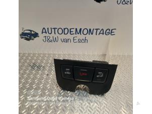 Usados SOS knop Mercedes CLA (117.3) 1.6 CLA-200 16V Precio € 18,15 IVA incluido ofrecido por Autodemontage J&W van Esch