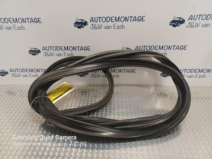 Tailgate seal from a Mercedes-Benz CLA (117.3) 1.6 CLA-200 16V 2014