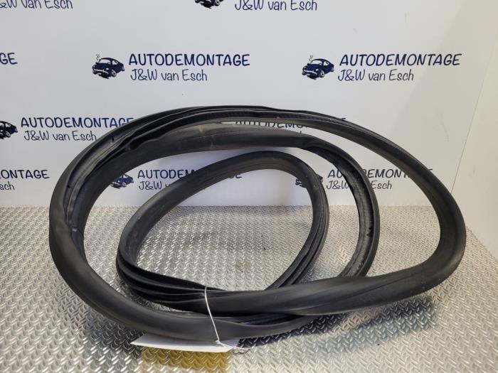 Front door seal 4-door, left from a Ford Puma 1.0 Ti-VCT EcoBoost Hybrid 12V 2021