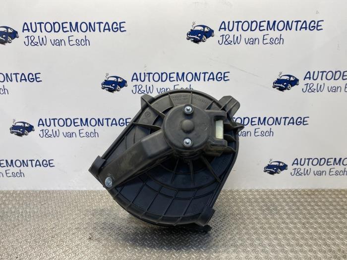 Heating and ventilation fan motor from a Mercedes-Benz Citan (415.6) 1.5 108 CDI 2012