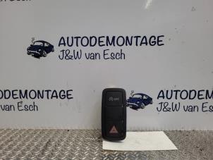 Usados Interruptor de luz de pánico Audi A1 Sportback (8XA/8XF) 1.0 TFSI Ultra 12V Precio € 12,10 IVA incluido ofrecido por Autodemontage J&W van Esch