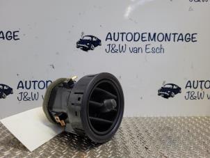 Usados Rejilla de aire de salpicadero Mercedes Vito (447.6) 1.6 111 CDI 16V Precio € 24,20 IVA incluido ofrecido por Autodemontage J&W van Esch