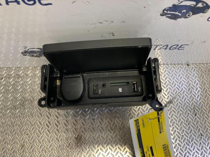 AUX / USB connection from a Renault Talisman Estate (RFDK) 1.6 dCi 160 Twinturbo 2017