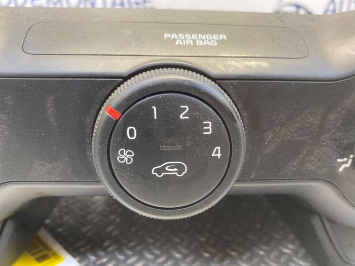 Panel de control de calefacción de un Kia Picanto (JA) 1.0 12V 2020
