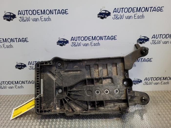 Begagnade Batterilåda Volkswagen T-Cross 1.0 TSI 115 12V Pris € 30,25 Inklusive moms erbjuds av Autodemontage J&W van Esch