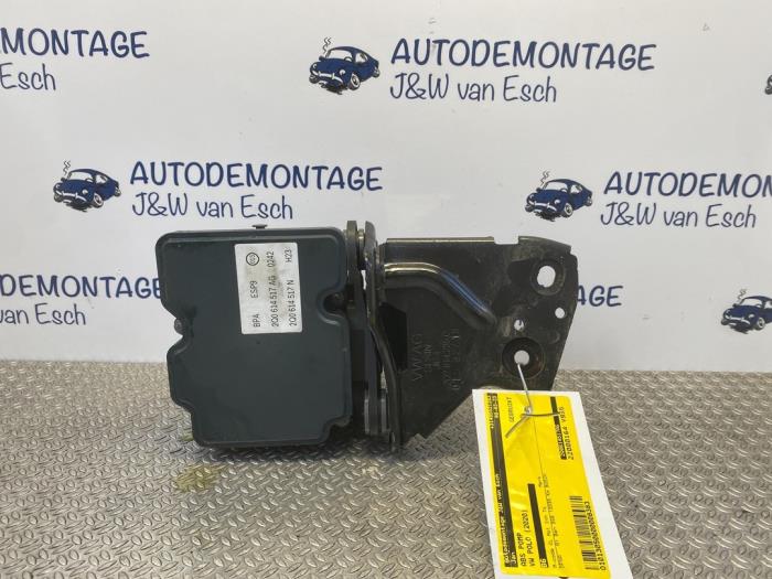 Używane Pompa ABS Volkswagen Polo VI (AW1) 1.0 MPI 12V Cena € 60,50 Z VAT oferowane przez Autodemontage J&W van Esch