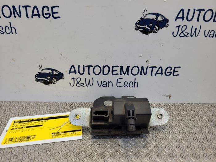 Tailgate lock mechanism from a Opel Meriva 1.4 Turbo 16V ecoFLEX 2012