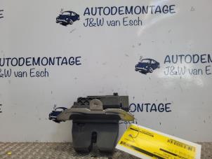 Gebrauchte Schließmechanik Heckklappe Ford Fiesta 7 1.0 EcoBoost 12V 100 Preis € 30,25 Mit Mehrwertsteuer angeboten von Autodemontage J&W van Esch
