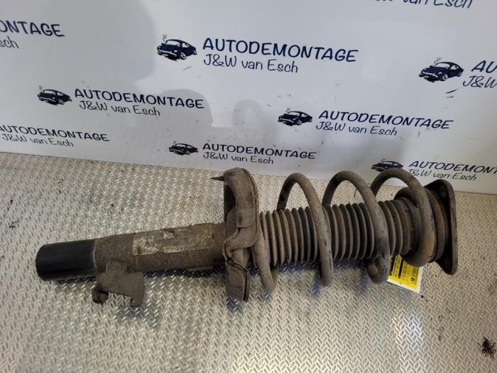 Front shock absorber, right from a Volvo V40 (MV) 1.6 D 16V 2017