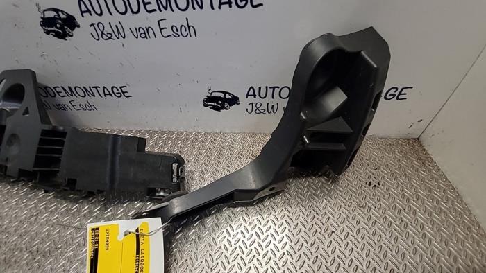 Rear bumper bracket, left from a Opel Crossland/Crossland X 1.2 Turbo 12V Euro 6 2019