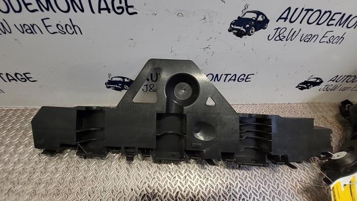 Rear bumper bracket, left from a Opel Crossland/Crossland X 1.2 Turbo 12V Euro 6 2019