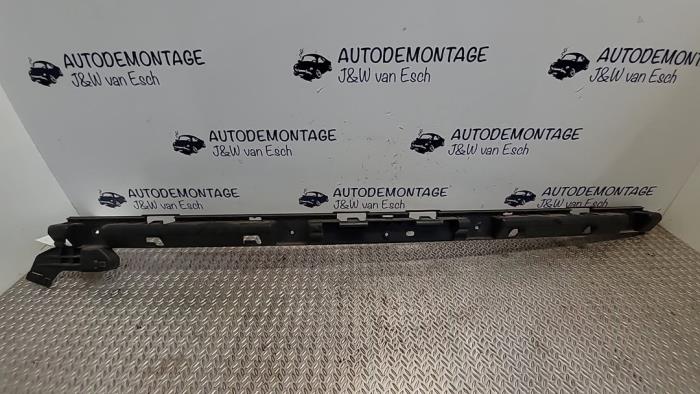 Rear bumper bracket central from a Opel Crossland/Crossland X 1.2 Turbo 12V Euro 6 2019