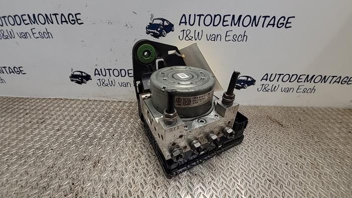 Bomba ABS de un Volkswagen Golf VIII (CD1) 1.0 TSI 12V 2021