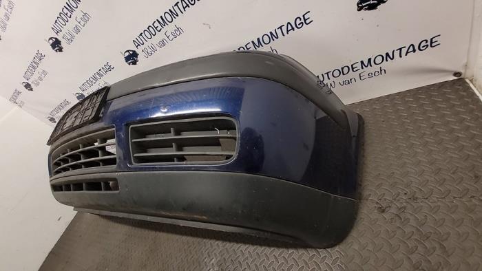 Front bumper from a Volkswagen Golf IV (1J1) 1.6 1999