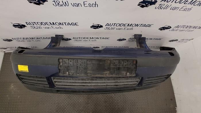 Front bumper from a Volkswagen Golf IV (1J1) 1.6 1999