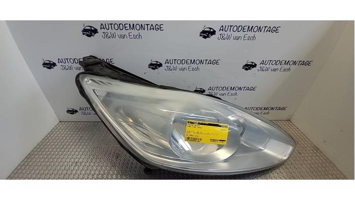 Używane Reflektor prawy Ford C-Max (DXA) 1.6 Ti-VCT 16V Cena € 60,50 Z VAT oferowane przez Autodemontage J&W van Esch