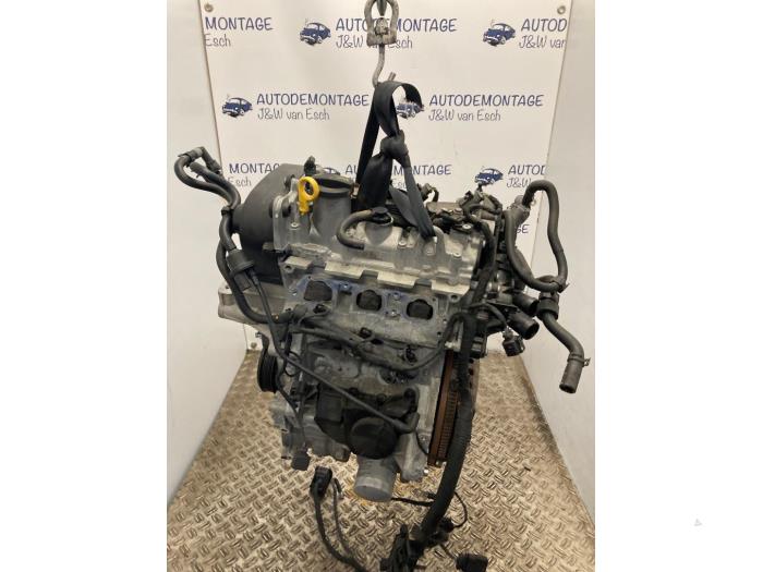 Engine from a Volkswagen Load Up! (121) 1.0 12V 2014