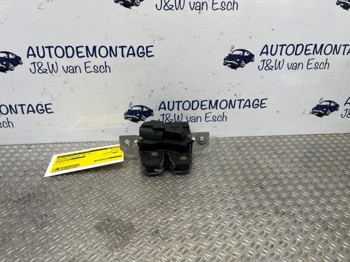 Tailgate lock mechanism from a Mercedes-Benz B (W246,242) 1.6 B-180 BlueEFFICIENCY Turbo 16V 2015