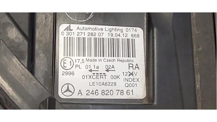 Headlight, right from a Mercedes-Benz B (W246,242) 1.8 B-220 CDI BlueEFFICIENCY 16V 4-Matic 2015