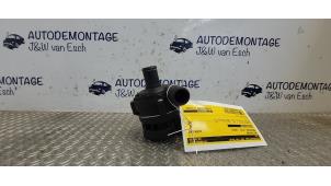 Usagé Pompe à eau Mercedes Vito (447.6) 2.0 116 CDI 16V Prix € 36,30 Prix TTC proposé par Autodemontage J&W van Esch