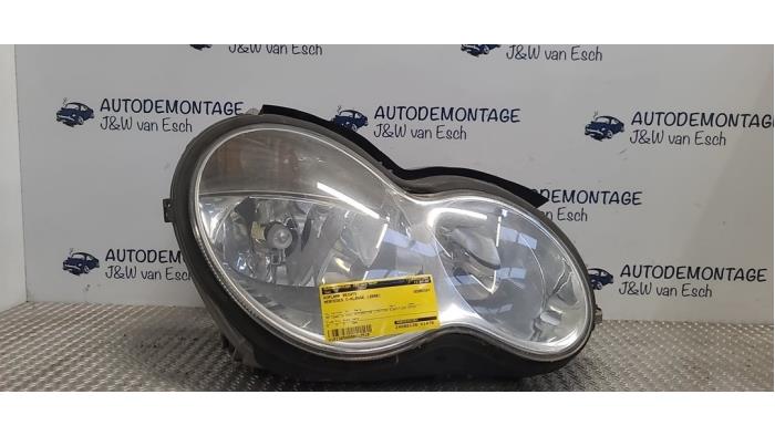 Używane Reflektor prawy Mercedes C Combi (S203) 2.2 C-200 CDI 16V Cena € 60,50 Z VAT oferowane przez Autodemontage J&W van Esch