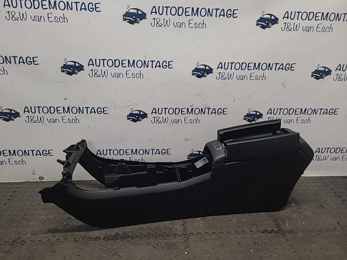 Begagnade Armstöd Mercedes CLA Shooting Brake (118.6) 1.3 CLA-250 e Turbo 16V Pris € 121,00 Inklusive moms erbjuds av Autodemontage J&W van Esch