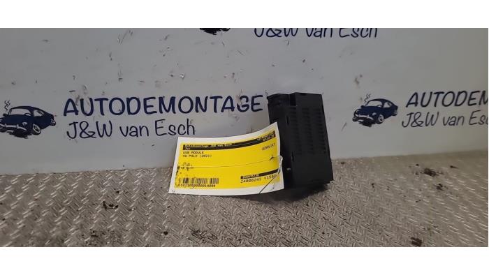 Używane Modul USB Volkswagen Polo VI (AW1) 1.0 MPI 12V Cena € 30,25 Z VAT oferowane przez Autodemontage J&W van Esch