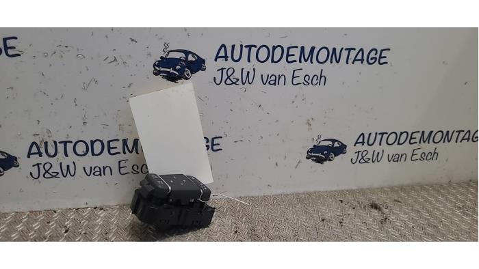 Używane Przelacznik lusterka Renault Captur I (2R) 1.2 TCE 16V EDC Cena € 24,20 Z VAT oferowane przez Autodemontage J&W van Esch