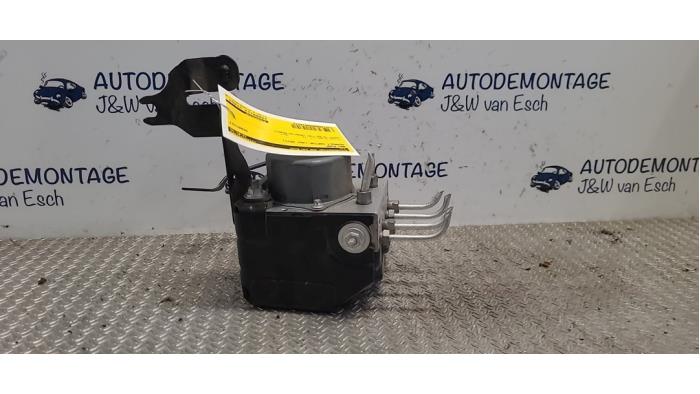Usagé Bloc ABS Renault Captur I (2R) 1.2 TCE 16V EDC Prix € 121,00 Prix TTC proposé par Autodemontage J&W van Esch