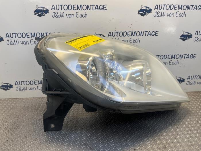 Używane Reflektor prawy Opel Tigra Twin Top 1.4 16V Cena € 121,00 Z VAT oferowane przez Autodemontage J&W van Esch